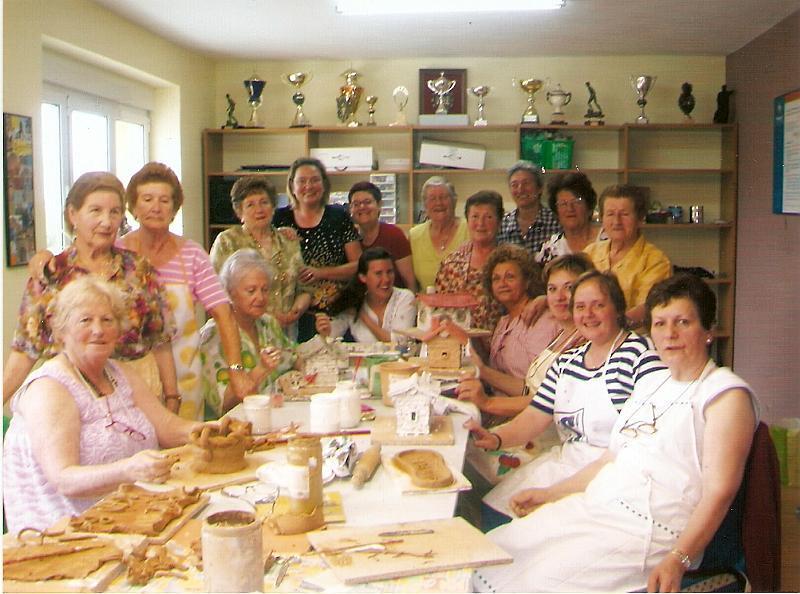 GODOY CON ALUMNAS DE BOO DE PIELAGOS.jpg